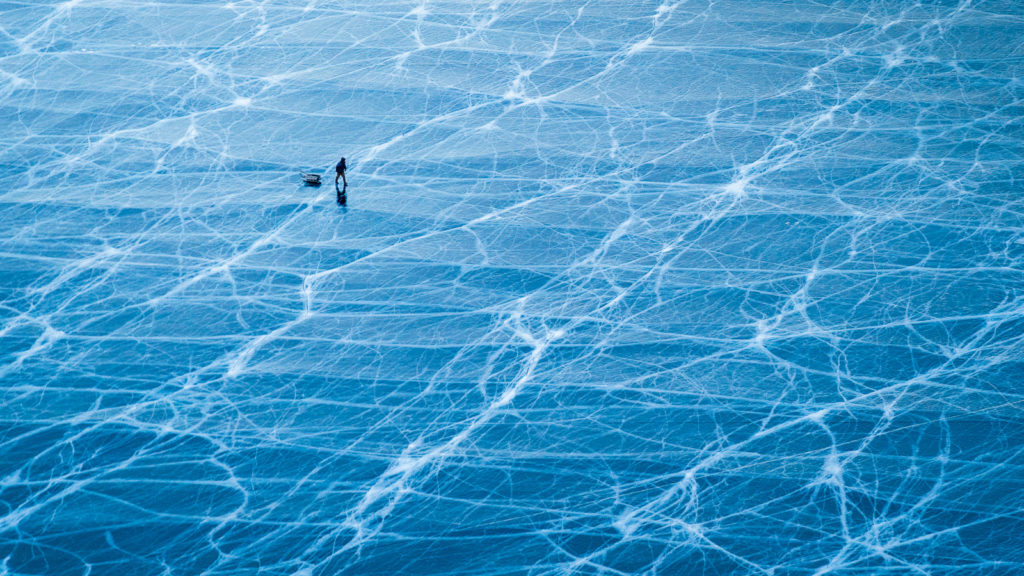 озеро Байкал зима лёд рыбак