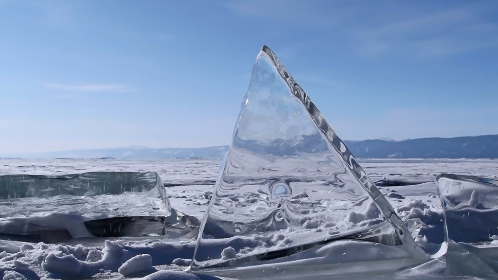 озеро Байкал зима прозрачный лёд