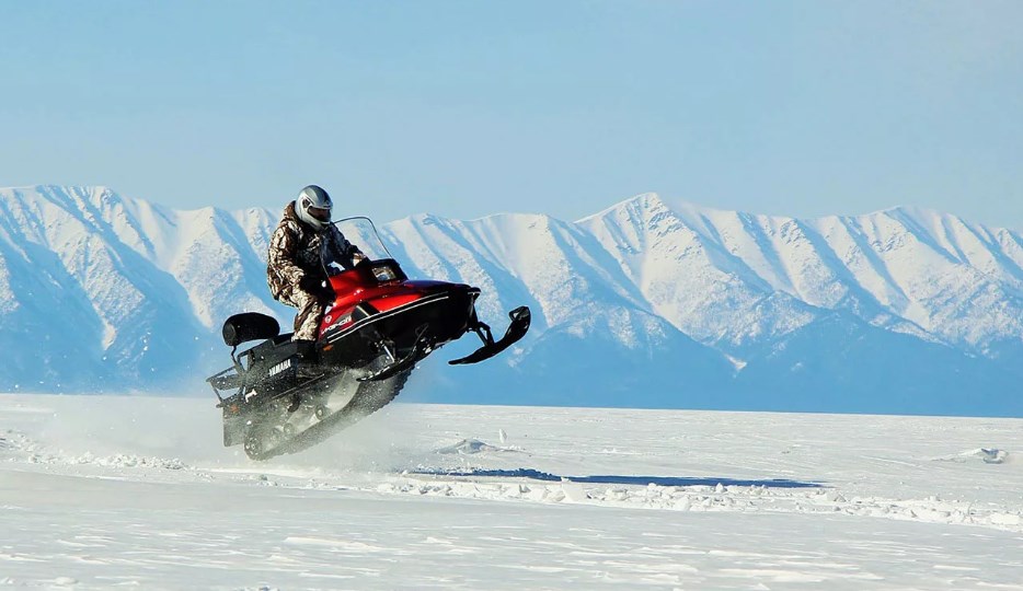 озеро Байкал зима снегоходы